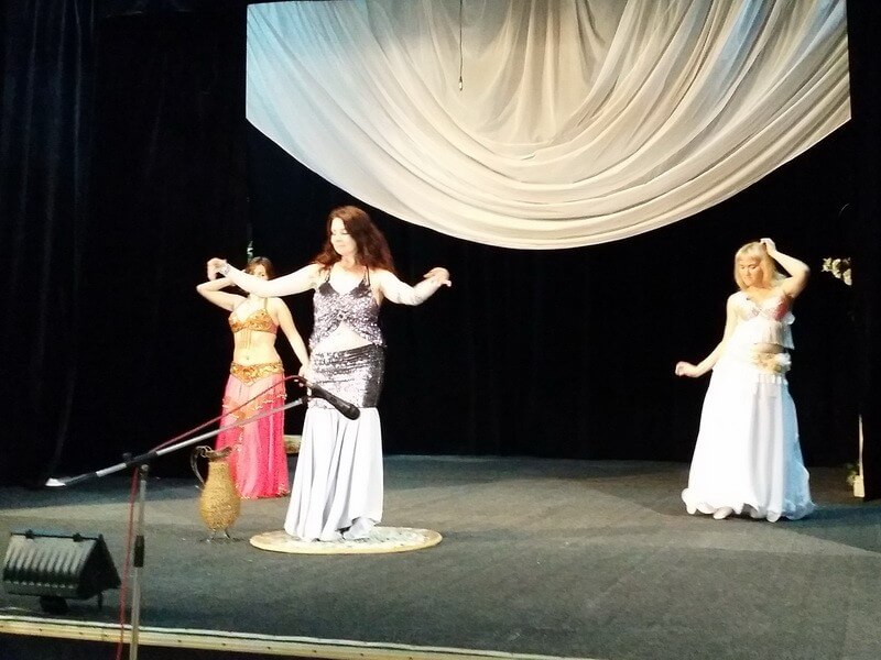 шокирующий танец на стекле