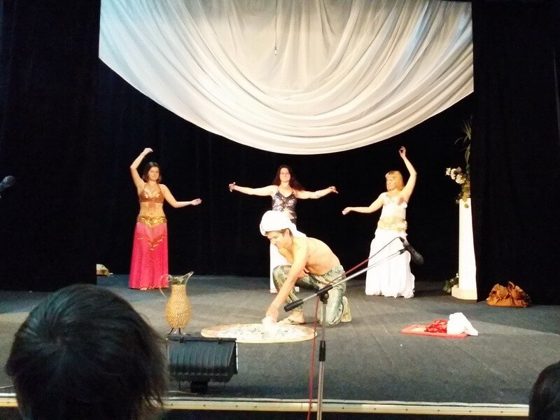 шокирующий танец на стекле