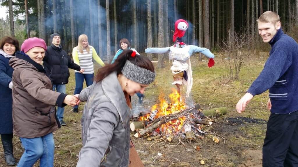 масленка идет, блин да мед несет