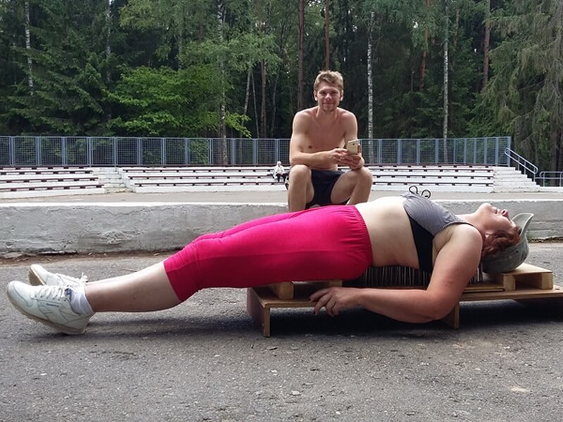 лежание на гвоздях