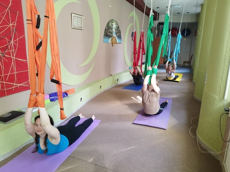 йога в гамаках